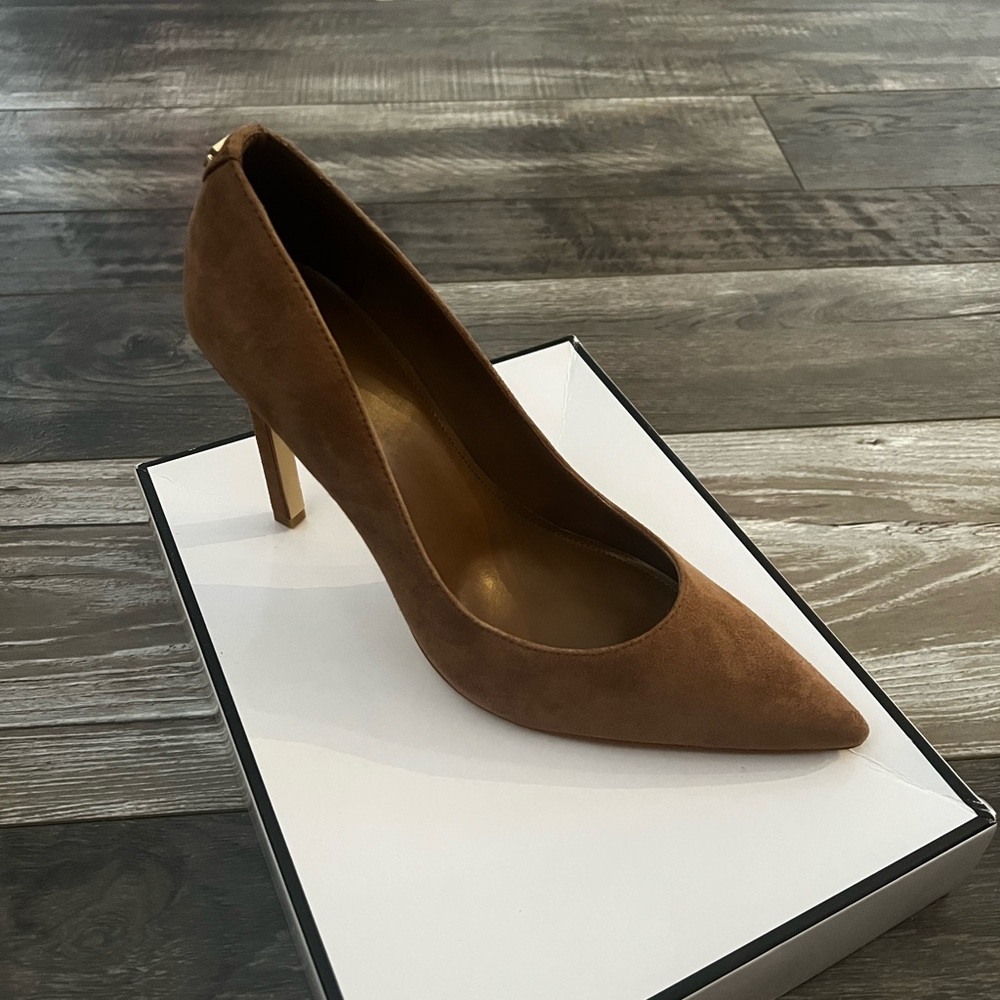 Guess Seanna Brown suede Pointed
Toe Stiletto Heels Pumps, Sz 9.5